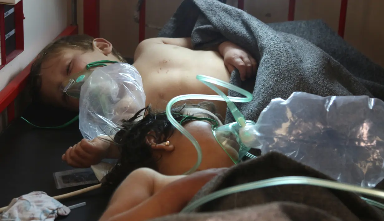 Anak-anak Suriah mendapatkan perawatan setelah diduga terkena serangan gas beracun di Kota Khan Sheikhun, yang berada di wilayah tengah Provinsi Idlib, Selasa (4/4). Akibatnya, sedikitnya 35 orang tewas, termasuk beberapa anak. (Mohamed al-Bakour/AFP)