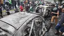 Sekitar 8 mobil dibakar saat kerusuhan di sekitar Mako Brimob Polda Metro Jaya, Kwitang, Pasar Senen, Jakarta Pusat, Jumat (29/8/2025) dini hari. (merdeka.com/Arie Basuki)