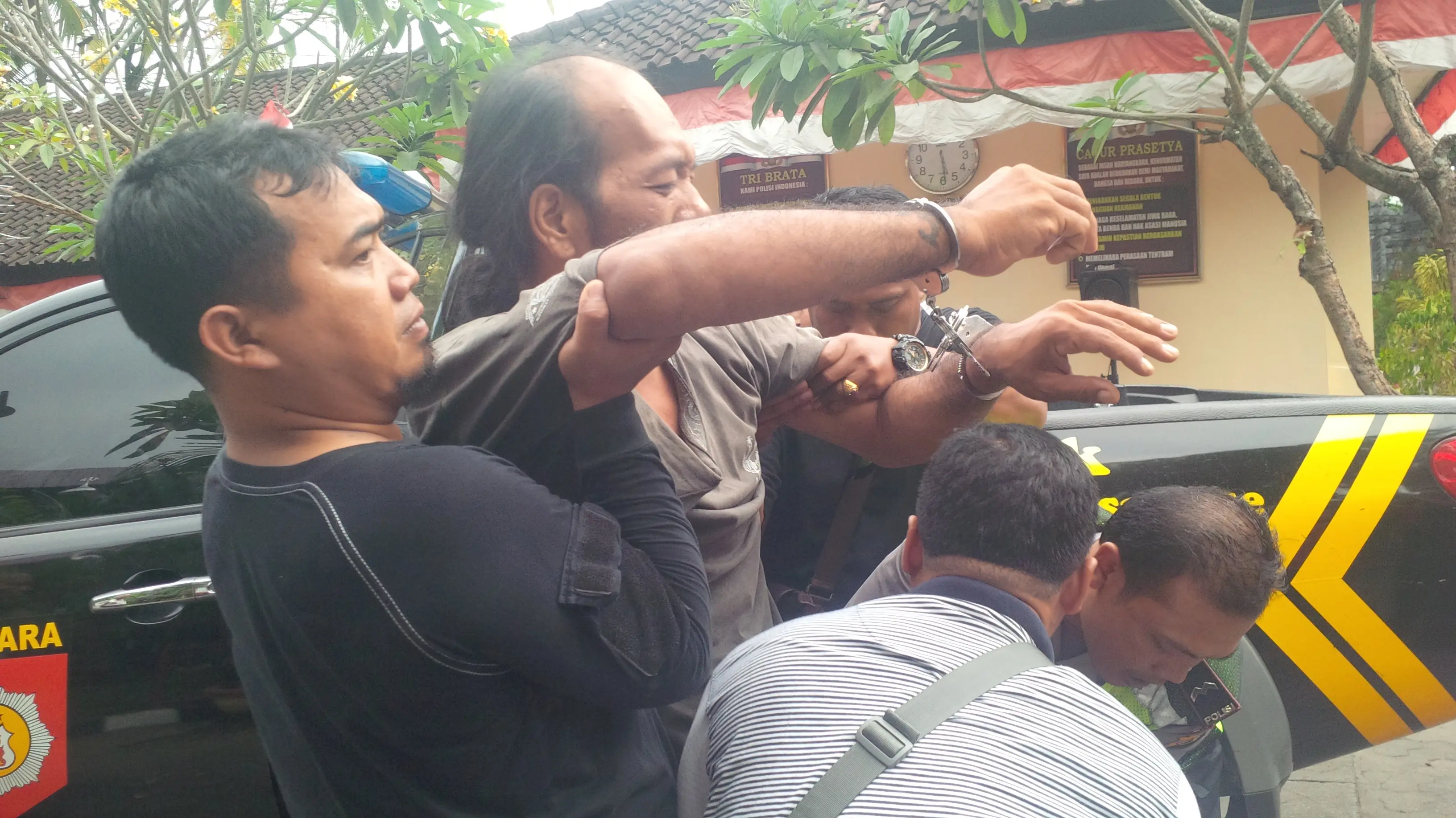 Pria Bali saat hendak merampas senjata polisi. Foto: (Dewi Divianta/Liputan6.com)