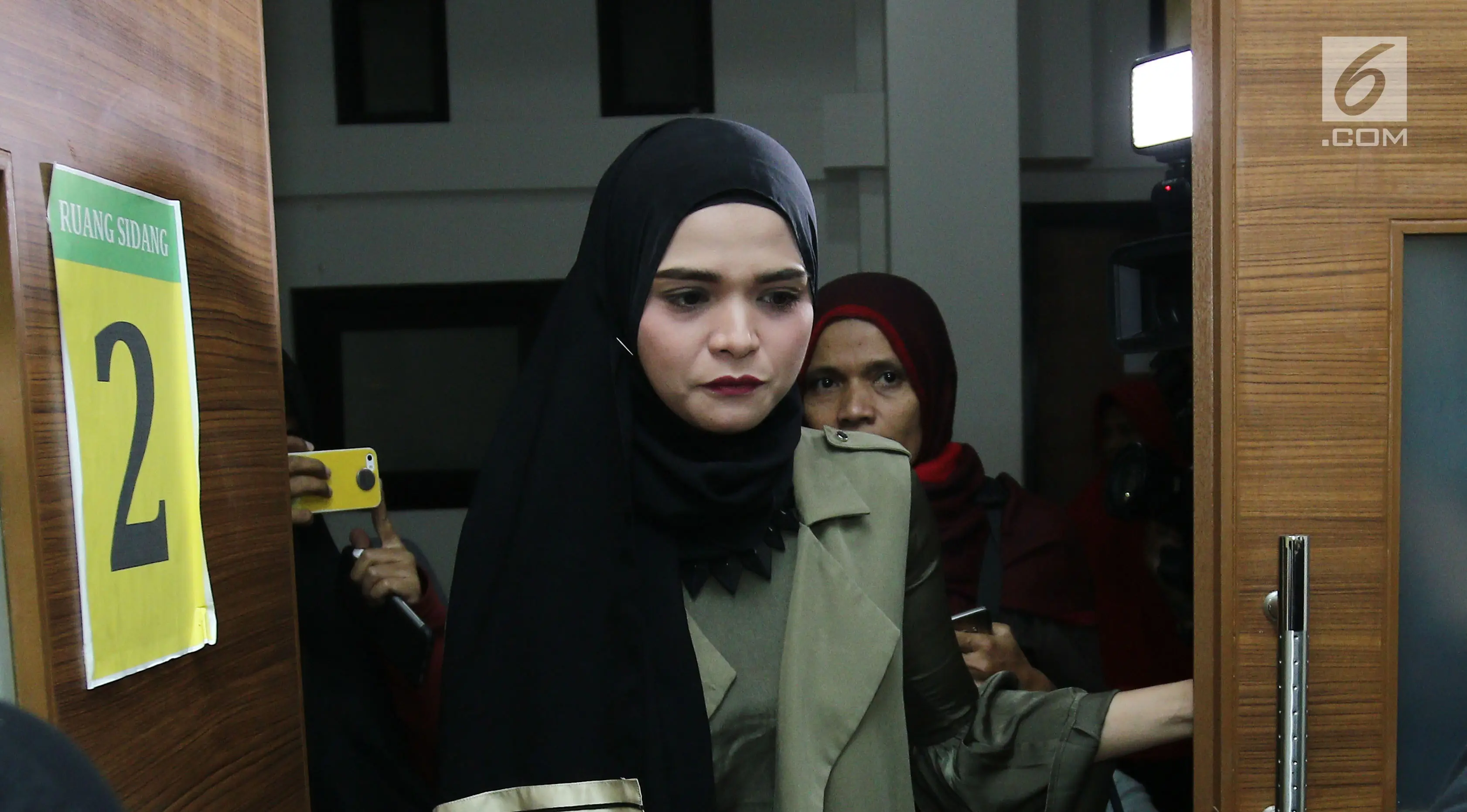 Rosmanizar memasuki ruang sidang Pengadilan Agama Jakarta Timur, Kamis (16/8). Rosmanizar menghadiri sidang cerai perdana tanpa kehadiran Enji dengan agenda mediasi. (Liputan6.com/Herman Zakharia)
