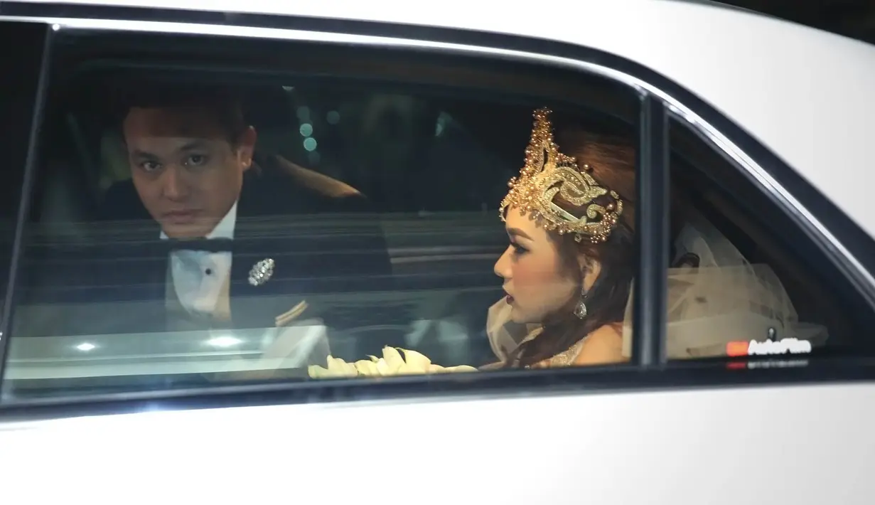 Tidak hanya merasakan pegal, Gilang juga mengaku bahwa suaranya hampir habis. Bahkan dalam resepsi tersebut, Gilang juga menciptakan lagu buat istrinya. (Bambang E. Ros/Bintang.com)