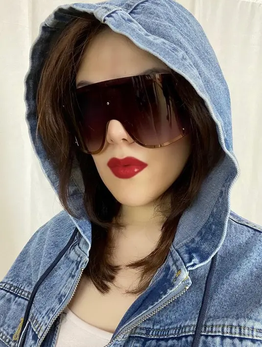 Dalam salah satu unggahan Instagramnya, hidung Tina Toon makin lancip, pun dengan dagu dan rahang yang makin tegas, bikin pangling. (Instagram/tinatoon101).