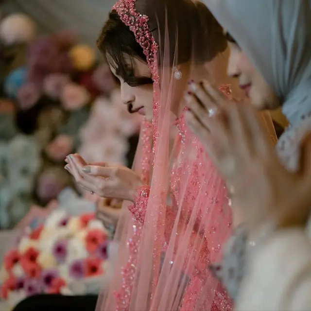 6 Potret Kebaya Lamaran Raisya Bawazier yang Memukau, Nuansa Pink Coral Lembut