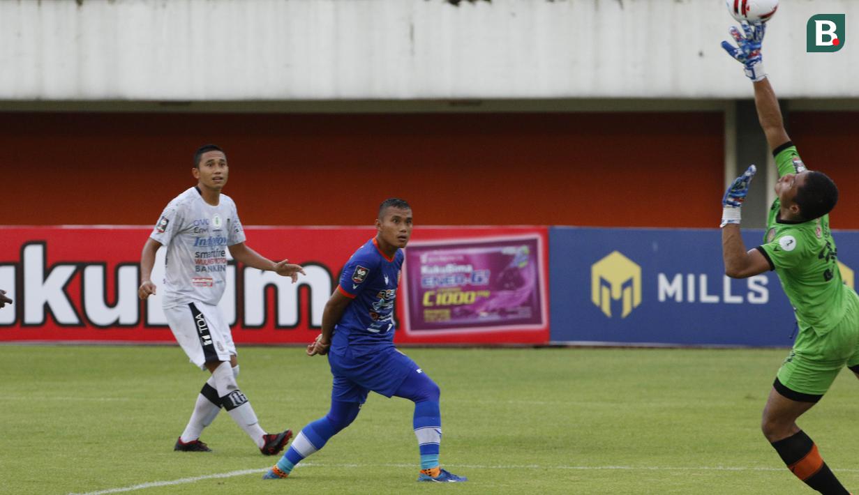 Jual beli serangan antara kedua klub terus berjalan hingga akhir laga. Persiraja yang tampil lebih dominan di babak kedua ini gagal untuk memperkecil ketertinggalan. (Bola.com/Ikhwan Yanuar)