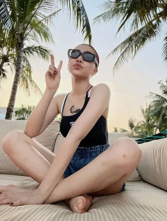 <p>Namun netter juga menyoroti tato yang terlihat di dadanya yang terlihat jelas. Isyana menggambar seorang perempuan di dadanya. Fans yakin tato itu temporer. [Instagram.com/isyanasarasvati]</p>