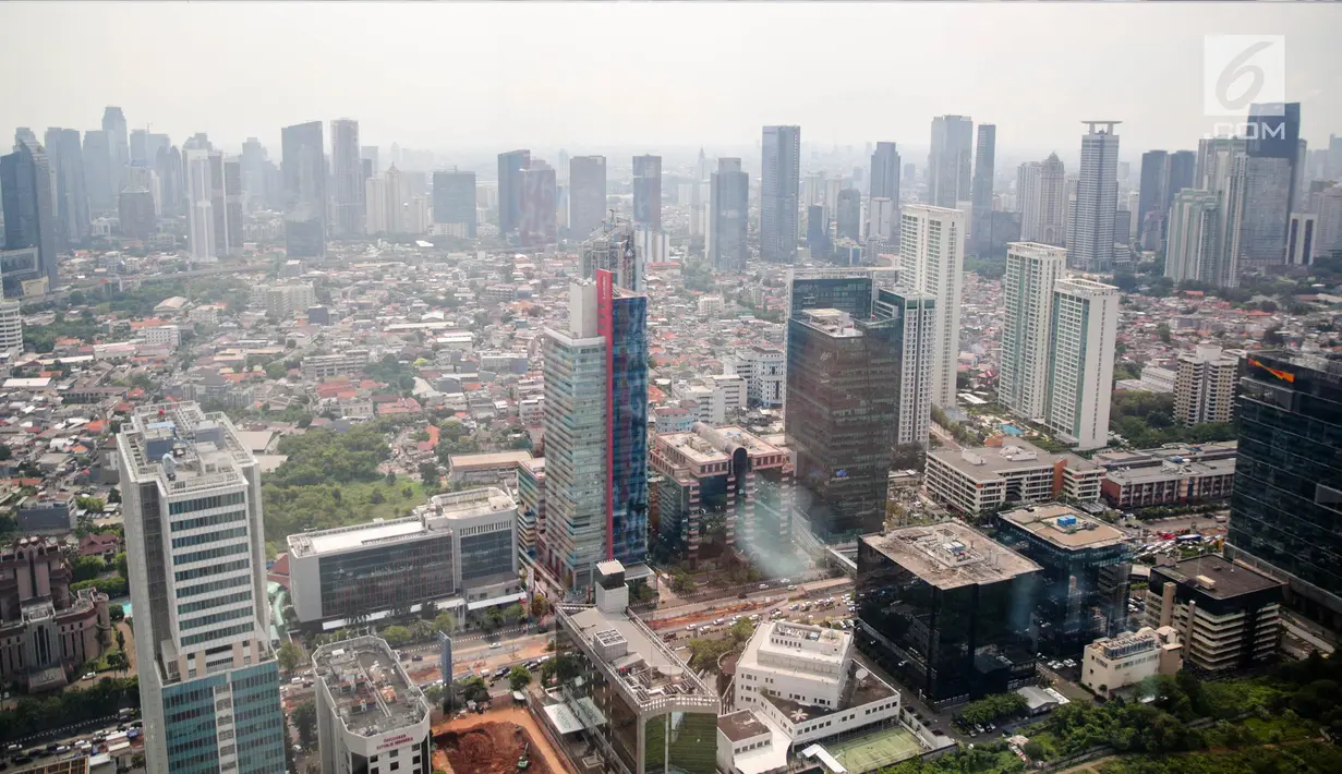Suasana deretan gedung bertingkat dan rumah pemukiman warga terlihat dari gedung bertingkat di kawasan Jakarta, Jumat (29/9). Pemerintah meyakinkan target pertumbuhan ekonomi tahun 2018 sebesar 5,4 persen tetap realistis. (Liputan6.com/Faizal Fanani)
