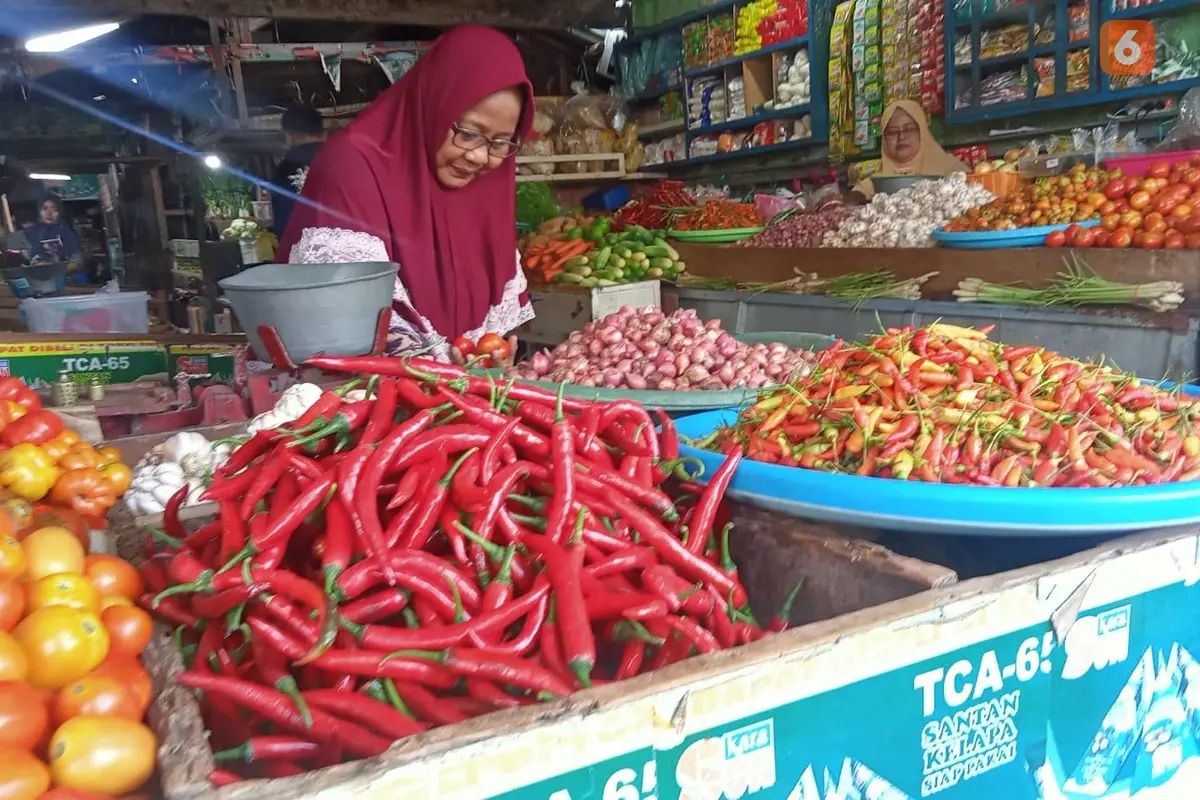 Harga cabai rawit di Pasar Induk Banyuwangi naik 3 kali lipat. (Hermawan Arifianto/Liputan6.com)