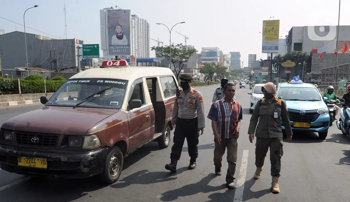 Petugas membawa warga yang tidak mengenakan masker di kawasan Jalan Ir. H. Juanda, Depok, Jawa Barat, Kamis (23/7/2020). Warga yang tidak mengenakan masker dikenai denda Rp 50 ribu hingga Rp 250 ribu. (merdeka.com/Arie Basuki)