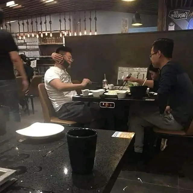 6 Momen Nyeleneh Orang Saat Makan Bareng, Prasmanannya Seperti Gunungan