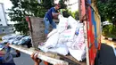 Beras oplosan sebanyak 50 ton diamankan Polda Metro Jaya, Jakarta, Jumat (26/6/2015). Tampak pekerja sedang memasukkan beras ke dalam truk. (Liputan6.com/Yoppy Renato)