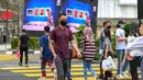 Orang-orang yang mengenakan masker melintas di sebuah jalan di Kuala Lumpur, Malaysia, pada 10 Desember 2020. Menurut Kementerian Kesehatan pada Kamis (10/12), total kasus COVID-19 nasional di Malaysia mencapai 78.499. (Xinhua/Chong Voon Chung)