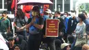 Massa buruh, mahasiswa dan pelajar berunjuk rasa di depan gedung Kementerian Pendidikan dan Kebudayaan, Jakarta, Selasa (17/11/2020). Selain menuntut pencabutan UU Ciptaker, mereka juga meminta pemerintah menggratiskan biaya pendidikan selama masa pandemi Covid-19. (merdeka.com/Imam Buhori)