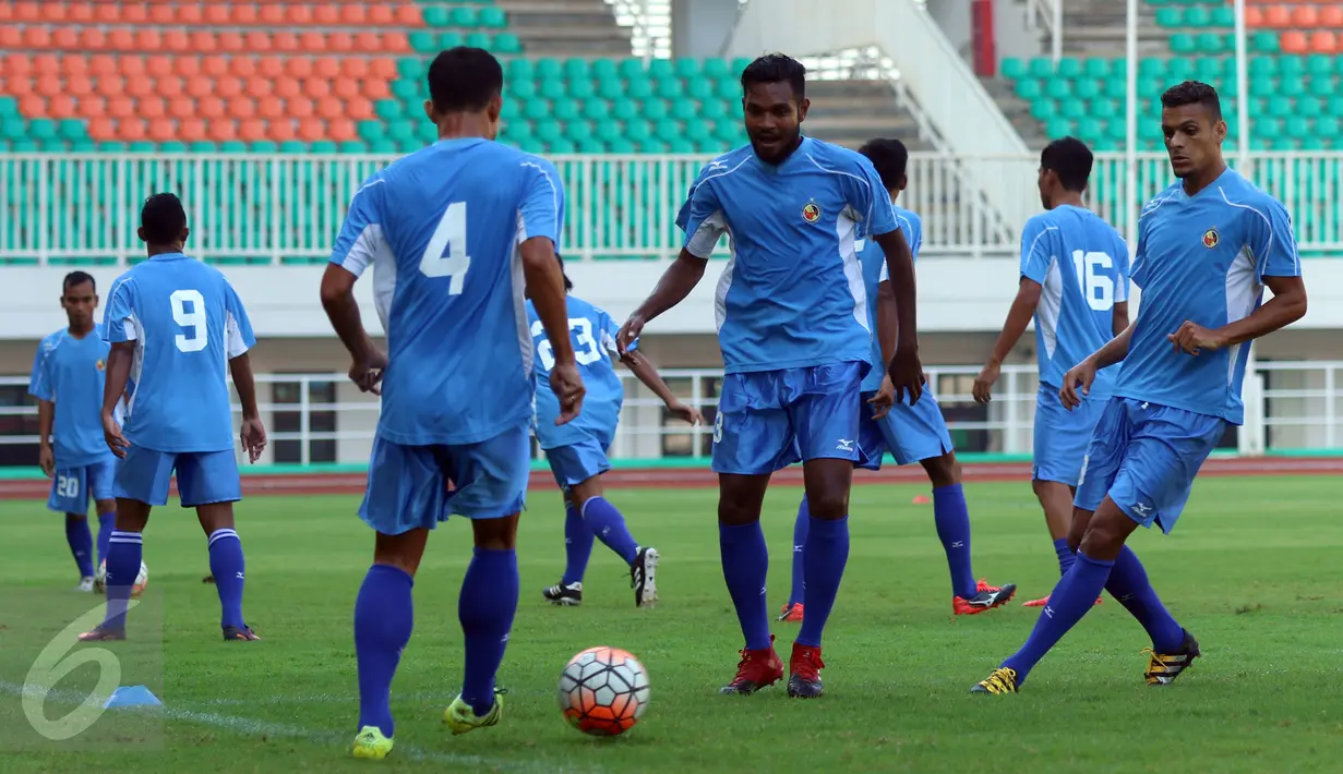 Pemain Semen Padang saat latihan jelang laga perebutan tempat ketiga Piala Presiden 2017 melawan Persib di Stadion Pakansari, Kab Bogor, Jumat (10/3). Semen Padang akan melawan Persib pada Sabtu (11/3). (Liputan6.com/Helmi Fithriansyah)