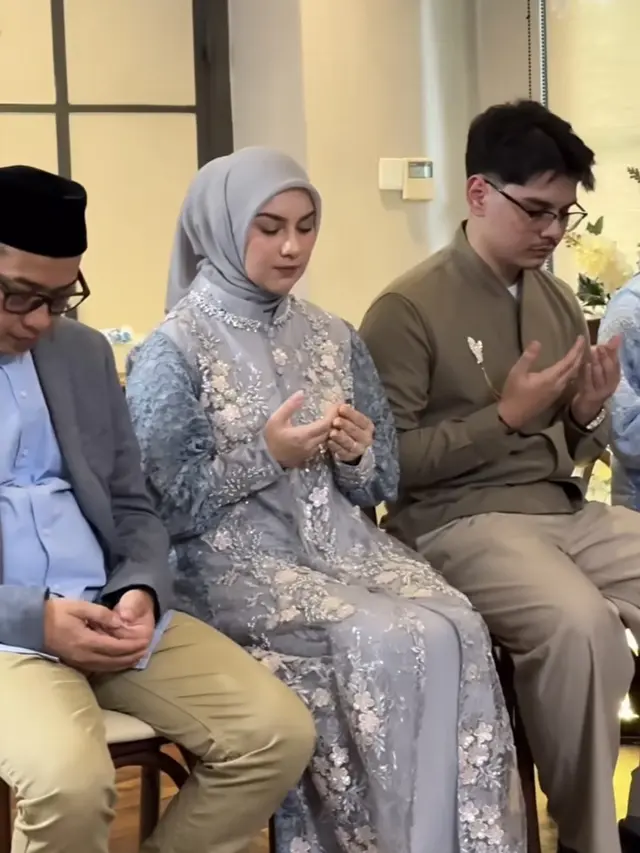 Irish Bella saat Dampingi sang Adik Melamar Kekasihnya pakai kerudung abu-abu. [@_irishbella_]