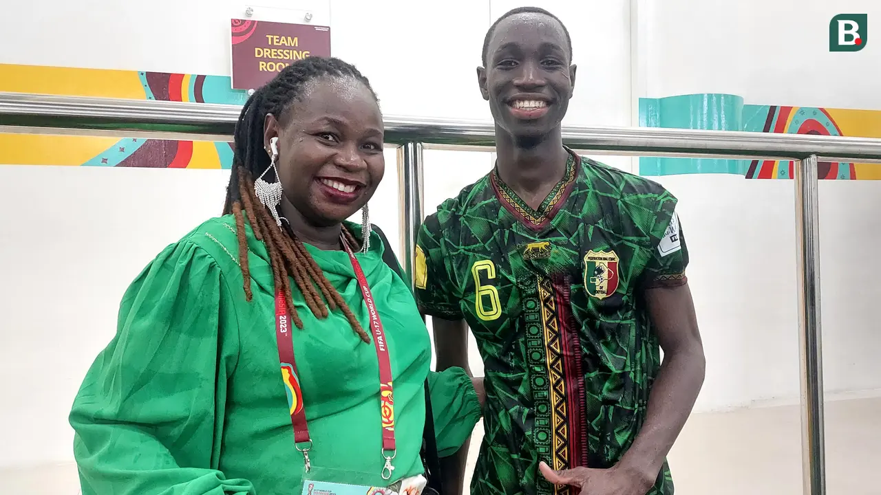 Jurnalis asal Mali, Kadiatou Bagayoko (kiri), berfoto bersama sang keponakan, Sekou Kone
