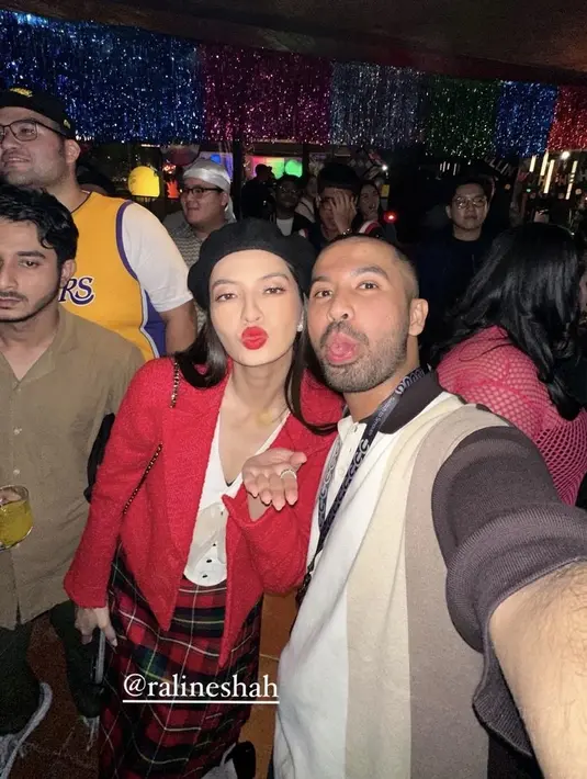 Raline Shah hadir serba merah dengan blazer dipadukan inner putih, serta rok pleated motif kotak-kotak. Bahkan lipstiknya pun warna merah menyala. [@hassanalaydrus]