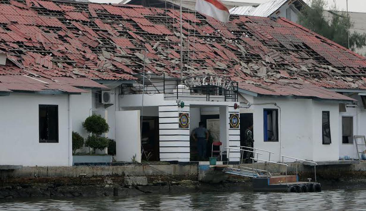  Akibat getaran ledakan gudang amunisi, beberapa bangunan milik TNI AL tampak rusak pada bagian atapnya (Liputan6.com/Andrian M Tunay)