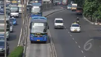 Karena menolak opsi yang diberikan Pemprov DKI, bus APTB tidak diperbolehkan masuk jalur Transjakarta, Jakarta, Kamis (7/5/2015). (Liputan6.com/Herman Zakharia)