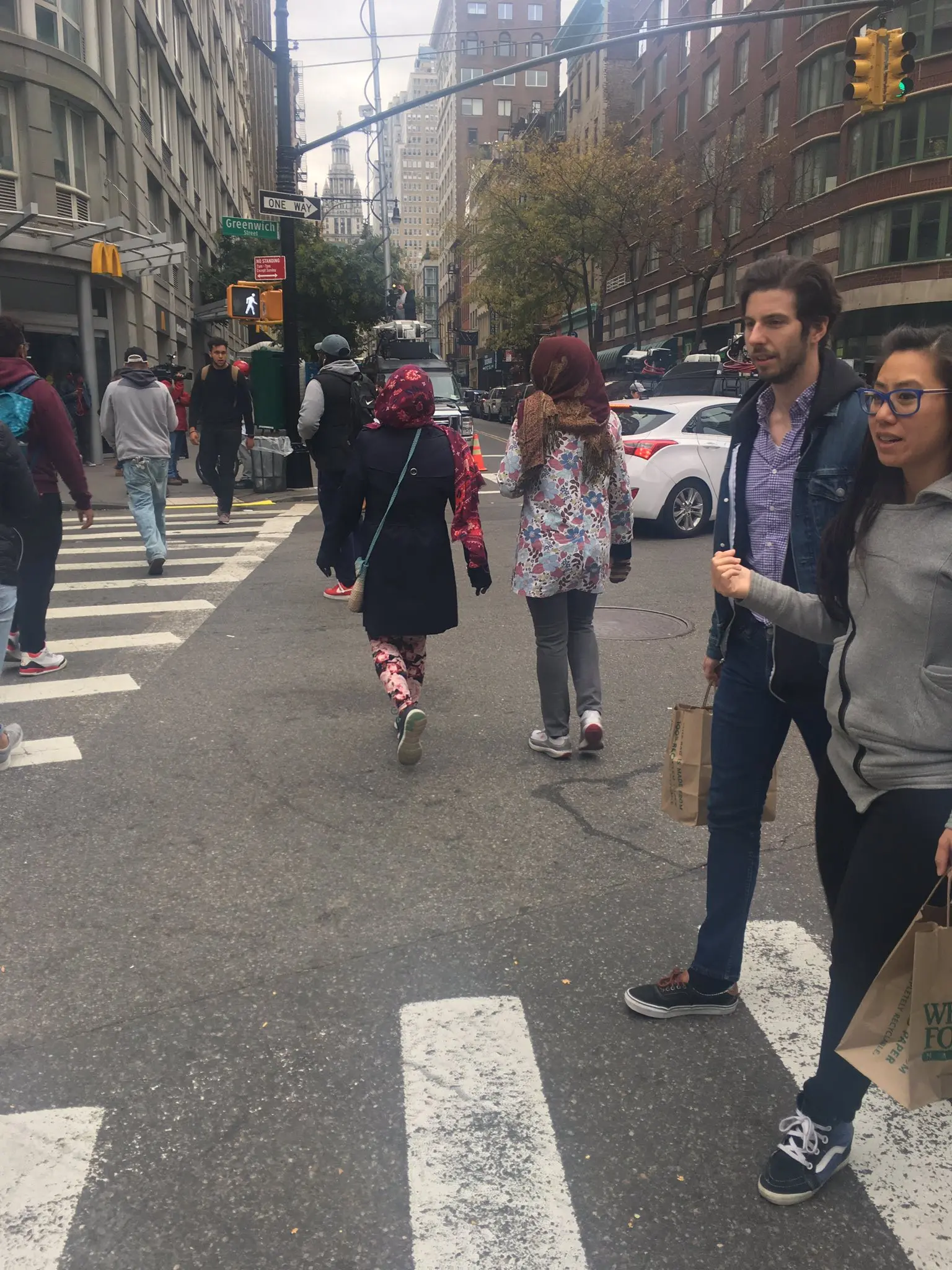 Foto dua wanita berhijab di New York City pasca-teror oleh Laura Loomer. (Twitter - @LauraLoomer)