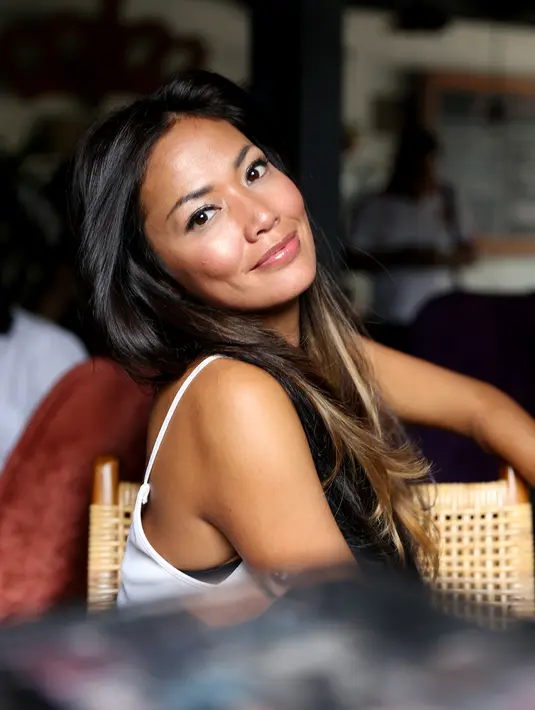 "Ini kan kisah Adam dan Hawa mencintai seperti mereka tulus. Tapi Lelakinya berubah, dulunya indah dan dekat lalu semuanya jadi datar. Tapi sang Hawa selalu Mencintai adam," ujar pelantun ‘Hanya Memuji’ ini. (Andy Masela/Bintang.com)