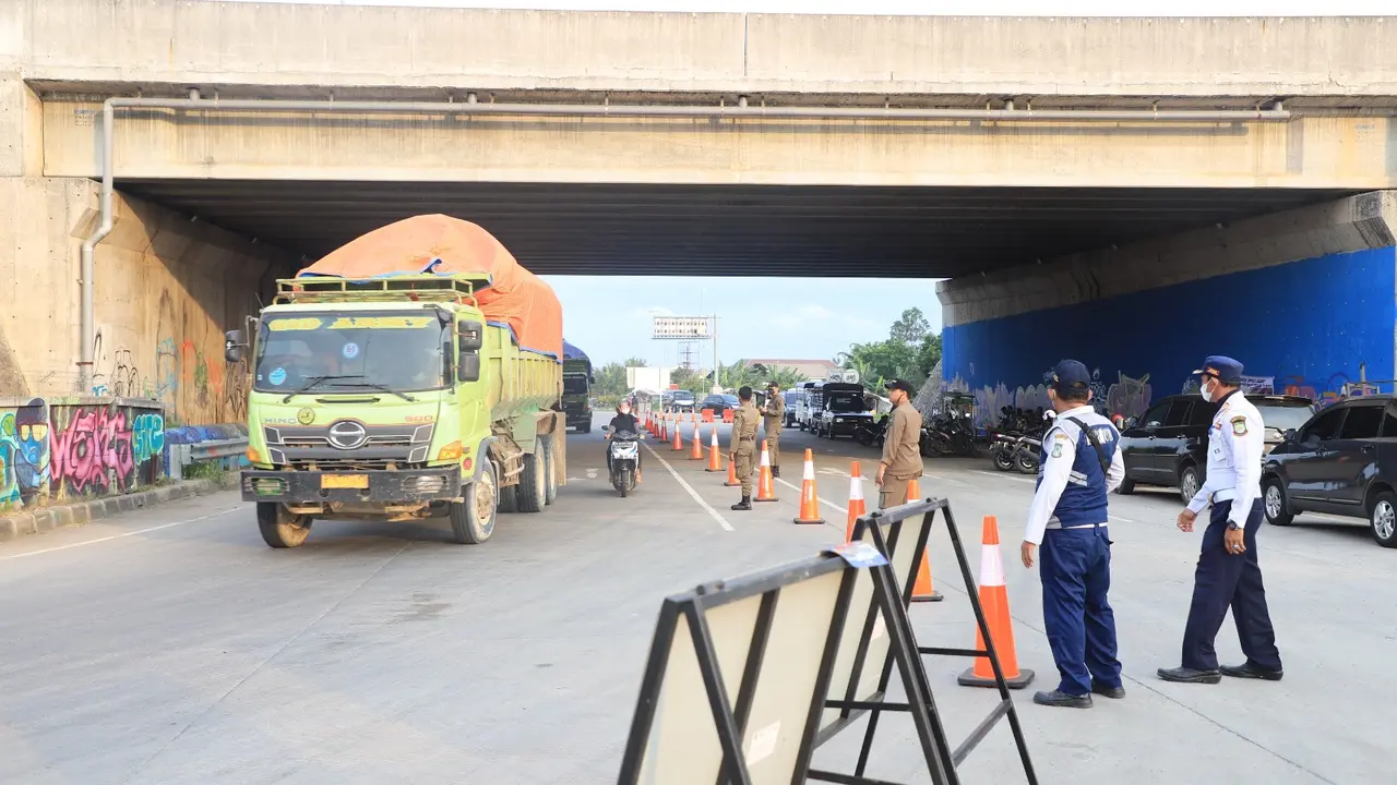 Pemerintah Kota (Pemkot) Tangerang bakal membatasi mobilitas truk bermuatan besar menjelang KTT ASEAN.