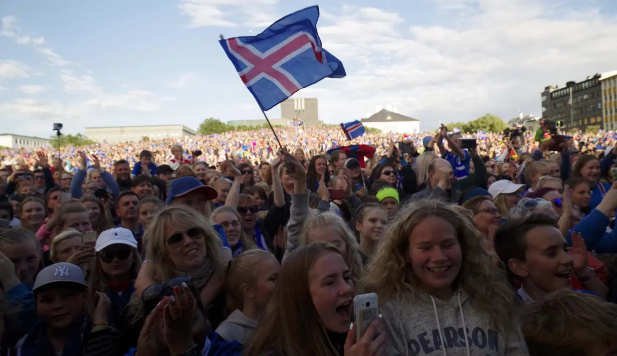 Suasana alun-alun kota  yang dipenuhi fans Islandia saat menyambut kedatangan tim usai berlaga pada Piala Eropa 2016 di Reykjavik, Islandia, (4/7/2016). (REUTERS/Geirix)