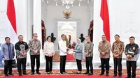 Presiden Joko Widodo (Jokowi) menerima Ikhtisar Hasil Pemeriksaan Semester (IHPS) I Tahun 2023 yang diserahkan oleh Badan Periksa Keuangan (BPK) RI di Istana Merdeka, Jakarta, Jumat (8/12/2023). (Foto: Vico - Biro Pers Sekretariat Presiden)