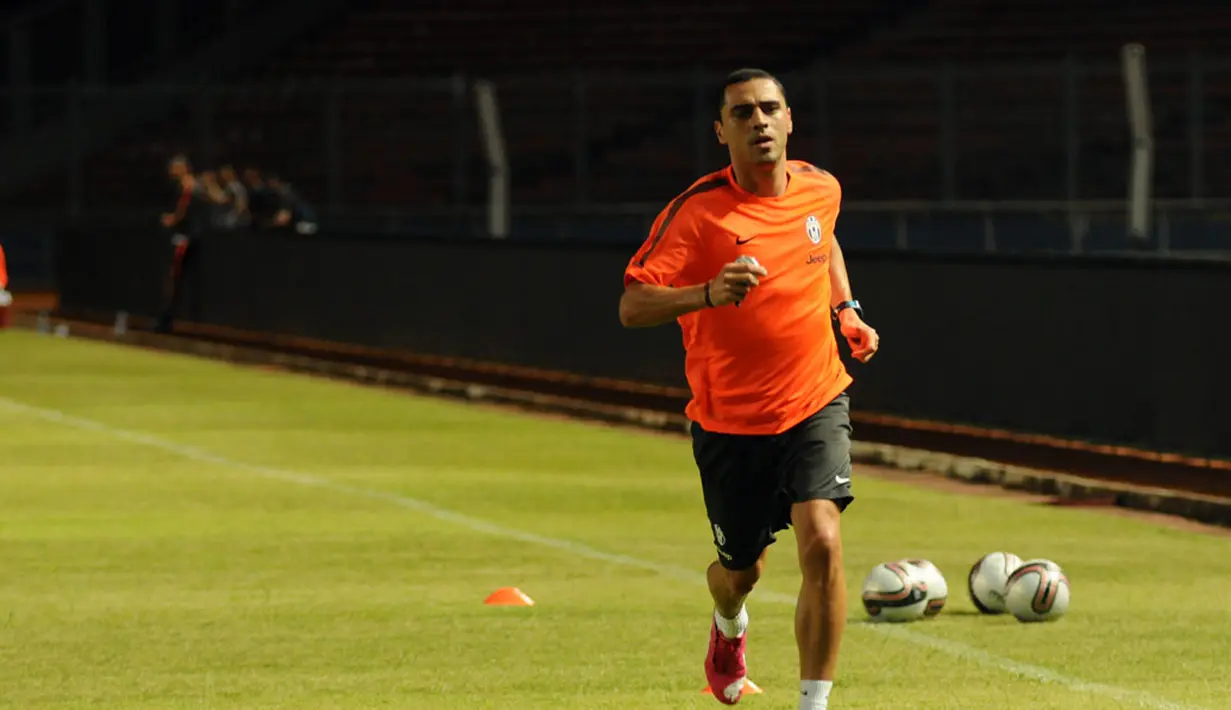 Pemain baru Juventus, Romulo, melatih kecepatan berlari saat berlatih di Stadion GBK Jakarta, (5/8/2014). (Liputan6.com/Helmi Fithriansyah)