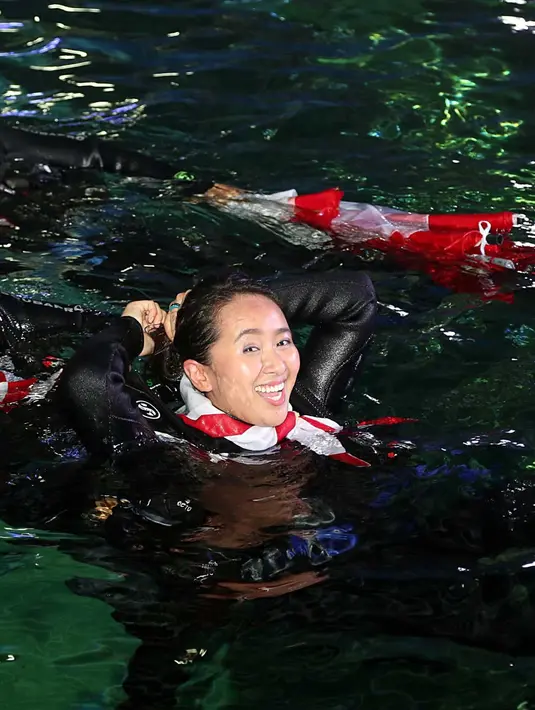 "Iya di dalam ada hiu yang 3,5 meter. Untungnya dia lagi tidur. Pas mau baliknya baru kelihatan ada, ditambah kacamata renang kan kayak kaca pembesar yang bikin makin terlihat besar," ujar Chua saat itu. (Deki Prayoga/Bintang.com)