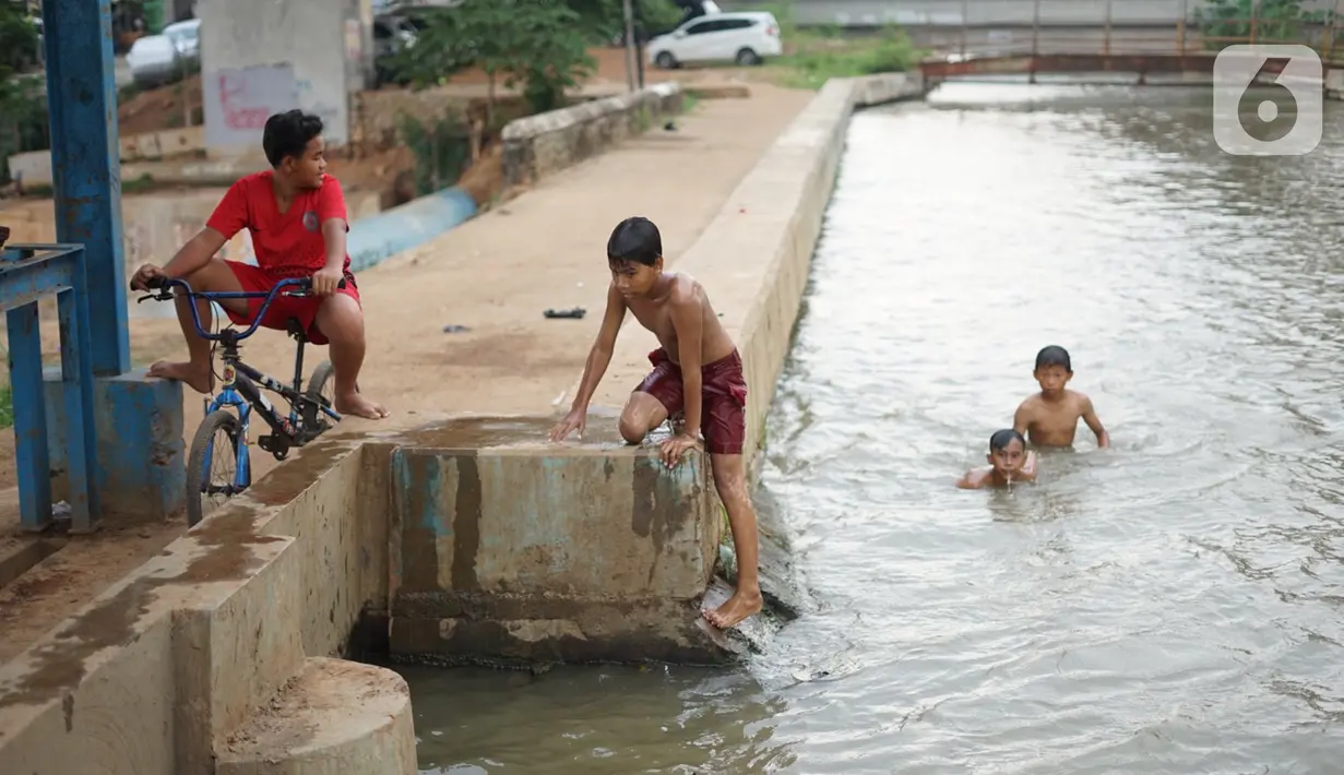 Anak-anak berenang di aliran Sungai Kalimalang, Jakarta, Selasa (18/8/2020). Keterbatasan ekonomi menyebabkan anak-anak tersebut memanfaatkan Sungai Kalimalang sebagai tempat berenang, meskipun berbahaya bagi keselamatan dan kesehatan mereka. (Liputan6.com/Immanuel Antonius)