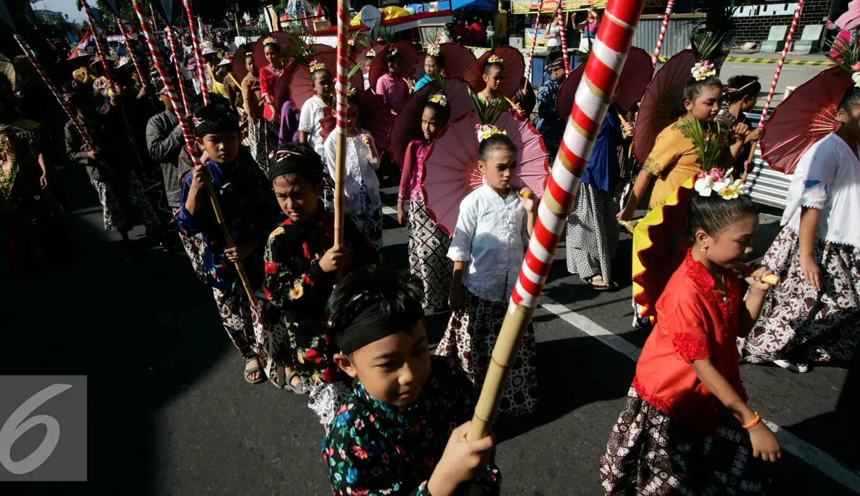 Para anak mengikuti pawai pembangunan melintasi Jalan Malioboro, Yogyakarta, Minggu, (20/8). Pawai pembagunan diselenggarakan di tiap tiap daerah setiap tahun setelah peringatan HUT RI. (Liputan6.com/Boy Harjanto)