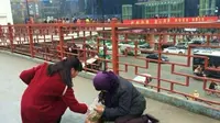 Buang Makanan Pemberian, Pengemis Ini Dicela Netizen