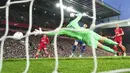 <p>Penjaga gawang Liverpool Alisson gagal menyelamatkan bola saat pemain Tottenham Son Heung-min (tengah) mencetak gol pada pertandingan sepak bola Liga Inggris di Stadion Anfield, Liverpool, Inggris, 7 Mei 2022. Pertandingan berakhir imbang 1-1. (AP Photo/Jon Super)</p>