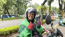 Ester, salah seorang pengemudi ojek online perempuan, mengaku harus bekerja lebih lama untuk mengejar pendapatan yang dianggap cukup. (Liputan6/Tisha Maulida)