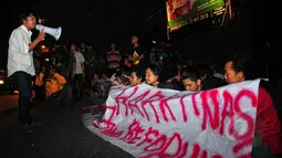 Mahasiswa dari Keluarga Mahasiswa Institut Ilmu Sosial dan Ilmu Politik Jakarta (KM IISIP) juga menggelar aksi duduk di depan Kampus IISIP, Jakarta, Rabu (20/5). Mereka menyuarakan agar pemerintahan Jokowi-JK lebih pro rakyat. (Liputan6.com/Yoppy Renato)