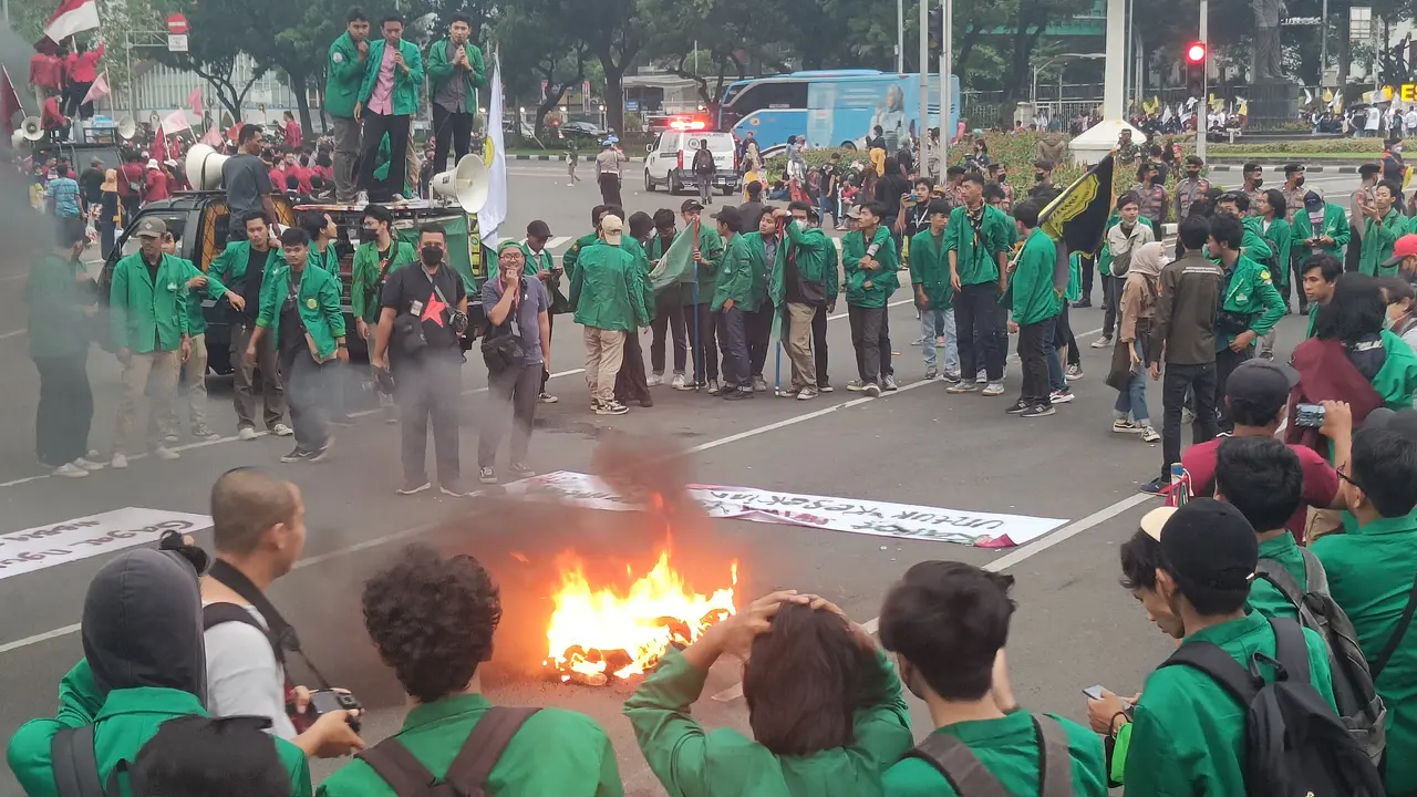 Demo Mahasiwa Tolak Kenaikan BBM Diwarnai Aksi Bakar Ban