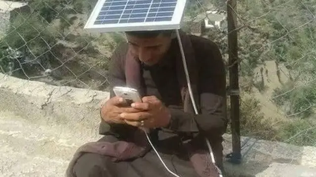 8 Potret Nyeleneh Orang Ngecharge Hape, Aksinya Ini Bikin Geleng Kepala