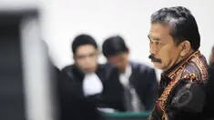 Terdakwa kasus suap di Mahkamah Konstitusi Raja Bonaran Situmeang saat menghadiri sidang untuk mendengarkan tuntutan jaksa di Pengadilan Tipikor, Jakarta, Senin (27/4/2015). (Liputan6.com/Helmi Afandi)