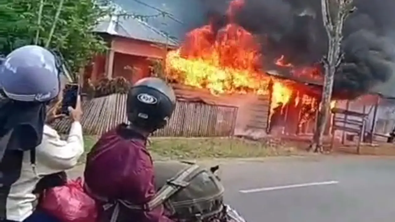 Wanita di Muna Barat nekat membakar rumah seorang pria akibat terbakar cemburu,