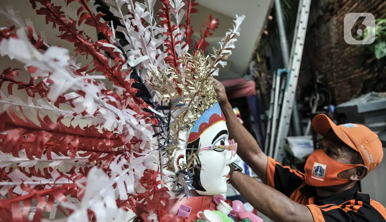 Petugas PPSU menyelesaikan pembuatan ondel-ondel dari limbah plastik di Kantor Kelurahan Kemayoran, Jakarta, Senin (3/8/2020). Sepasang ondel-ondel plastik ini nantinya akan dipajang di depan Kantor Kelurahan Kemayoran untuk menyambut Hari Kemerdekaan Republik Indonesia. (merdeka.com/Iqbal S. Nugroh
