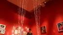 Petugas berpose dekat karya seni seniman Inggris Appau Jnr Boakye-Yiadom pada pameran 'Michael Jackson: On The Wall' di National Potrait Gallery, London, Rabu (27/6). Pameran ini berlangsung dari 28 Juni hingga 21 Oktober 2018. (Daniel LEAL-OLIVAS/AFP)