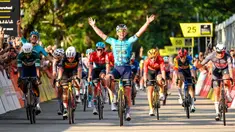 Pembalap sepeda Astana Qazaqstan, Mark Cavendish merayakan kemenangan dalam ajang Tour de France Criterium di Singapura pada Minggu, 10 November 2024. (AFP/Roslan Rahman)