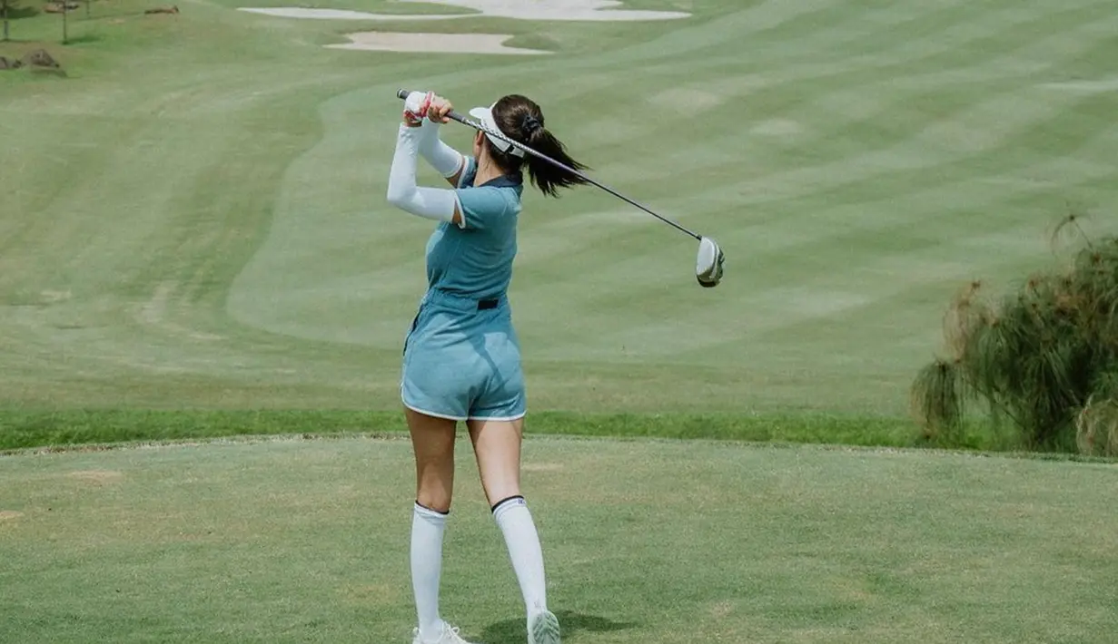 Calon istri Pratama Arhan ini memang termasuk sport entusiasm. Beberapa momen ia abadikan momen bermain golf hingga menonton MotoGP. Sosoknya yang suka olahraga ini disebut cocok dengan Arhan. (Liputan6.com/IG/azizahsalsha_)