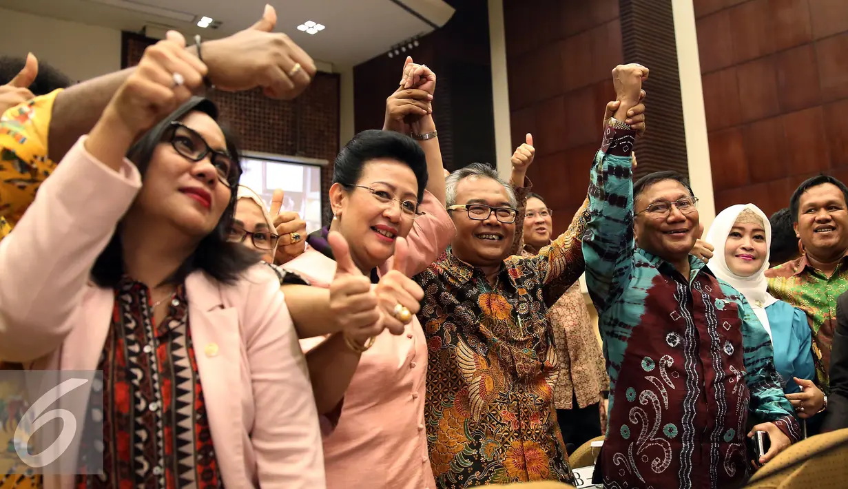 Ketua DPD RI terpilih Mohammad Saleh (ketiga kiri) berfoto bersama saat merayakan kemenangannya pada rapat Paripurna DPD luar biasa di Nusantara V Gedung Parlemen, Senayan, Jakarta, Selasa (11/10). (Liputan6.com/Johan Tallo)