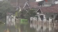 Banjir di kawasan Rancaekek berangsur-angsur surut. Sementara puluhan mahasiswa IAIM, Bima menuntut rektor Ichwan Syamsudin dicopot. 