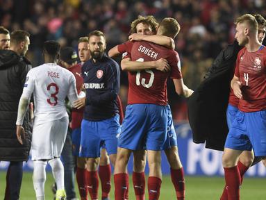 Para pemain Ceko merayakan kemenangan atas Inggris pada laga Kualifikasi Piala Eropa 2020 di Stadion Sinobo Arena, Prague, Sabtu (11/10). Ceko menang 2-1 atas Inggris. (AFP/Michal Cizek)