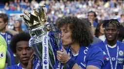 David Luiz. Sempat meninggalkan Chelsea pada 2014/2015 dan bergabung dengan PSG selama 3 musim, ia kembali ke Chelsea pada 2016/2017 saat kedatangan Antonio Conte. Ia mampu tampil apik di 33 laga Premier League lewat skema 3 bek yang berujung gelar Liga Inggris pertamanya. (AFP/Ian Kington)