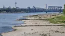 Penampakan tepian sungai mengering akibat kemarau panjang di sungai Rhine yang paling penting di Jerman, di Cologne pada 27 April 2020. April tahun ini adalah salah satu bulan terkering dan berimbas kepada petani dan industri. (AP/Martin Meissner)