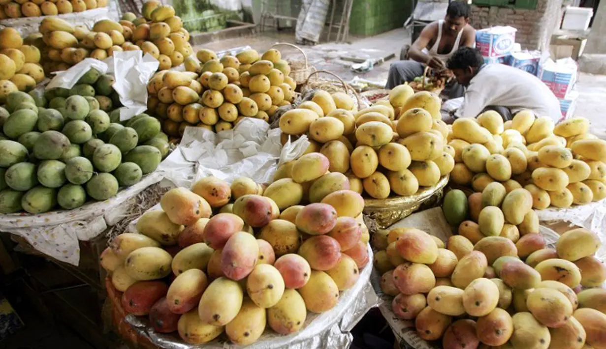 Buah mangga kaya dengan air dan serat. Selain itu juga mengandung vitamin A, B6, dan vitamin C. Baik untuk tetap menstabilkan kondisi tubuh selama berpuasa. (AFP Photo)