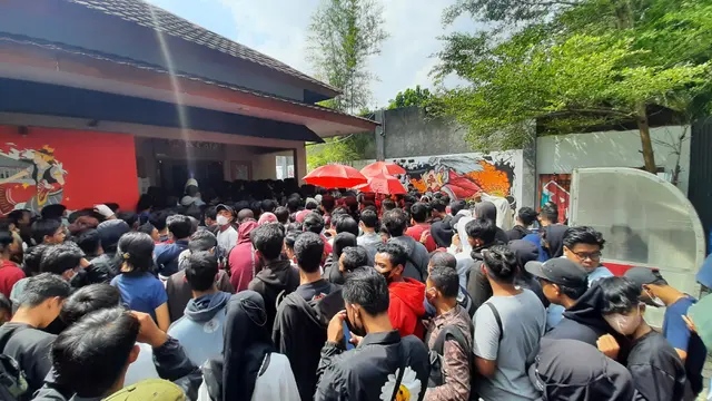Antrean Tiket Laga Perdana Piala Presiden 2022